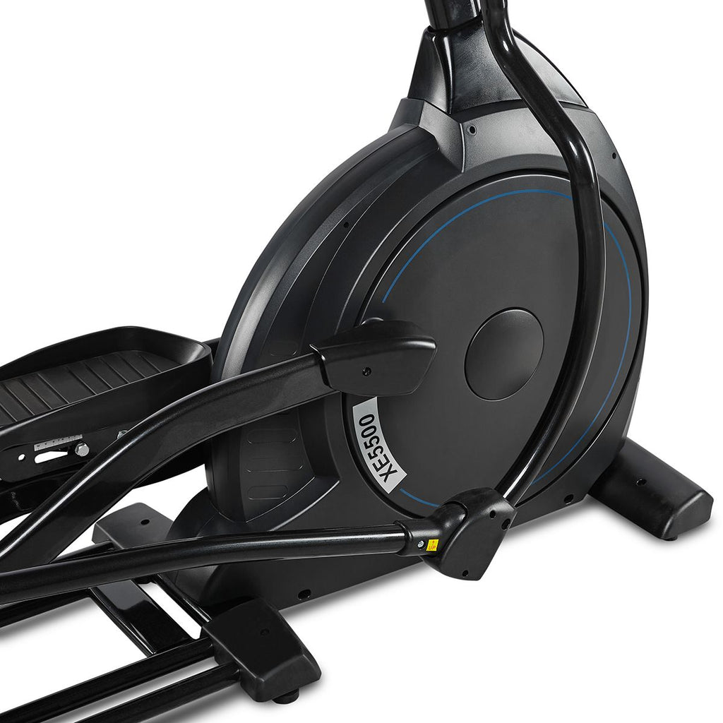 Crosstrainer XE 5500 nærbilde av fotpedaler