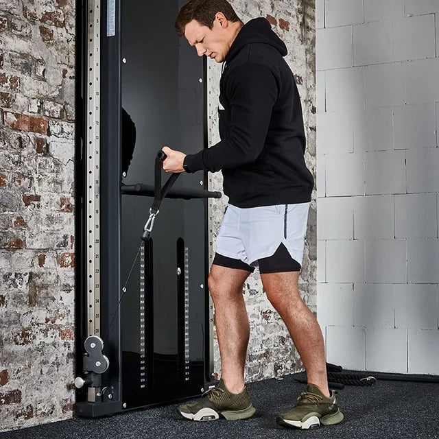 Montert Duo veggmontert kabelstasjon med 2 x 60 kg vektstabel i treningsrom