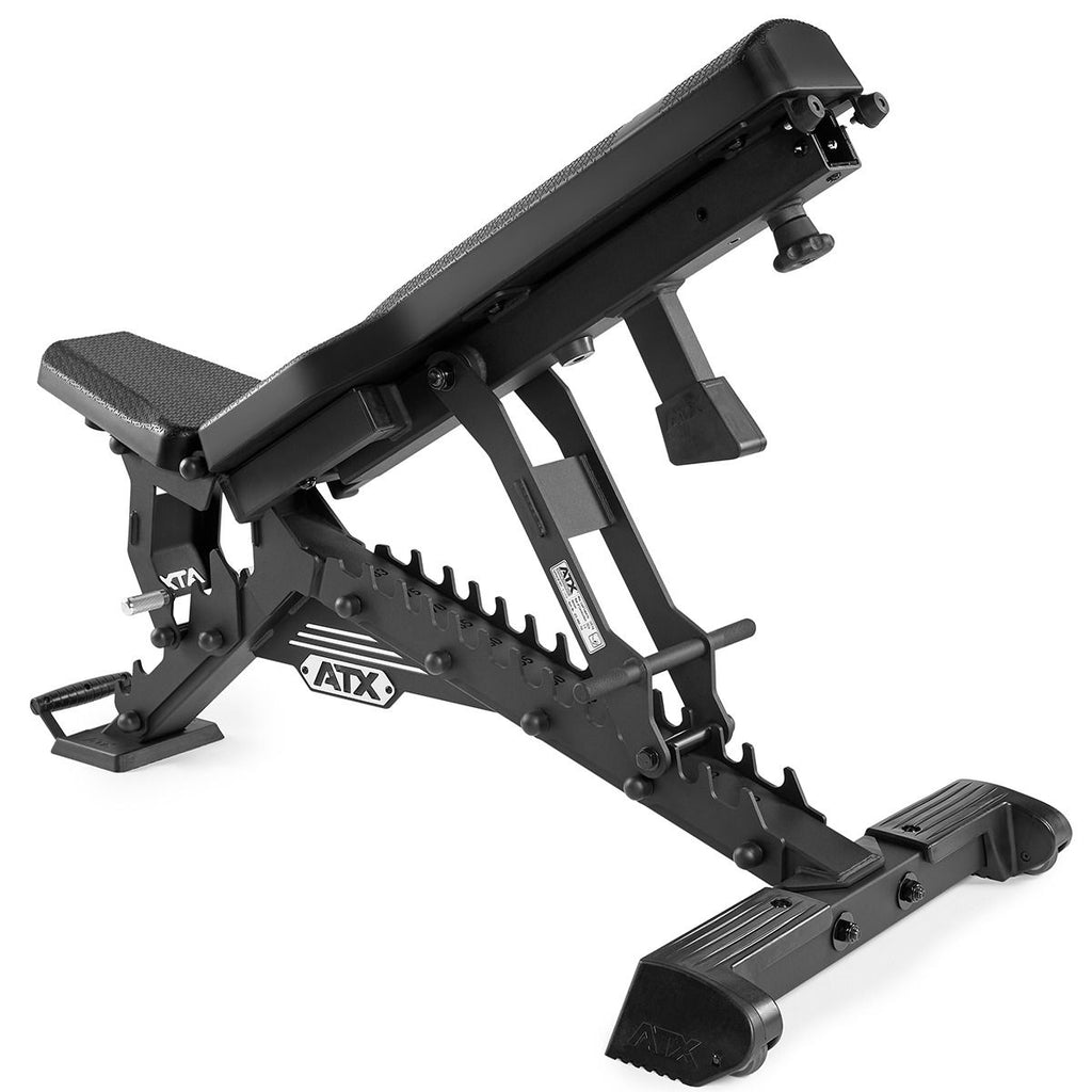 Justerbar treningsbenk Warrior Slim 500 kg montert i treningsrom