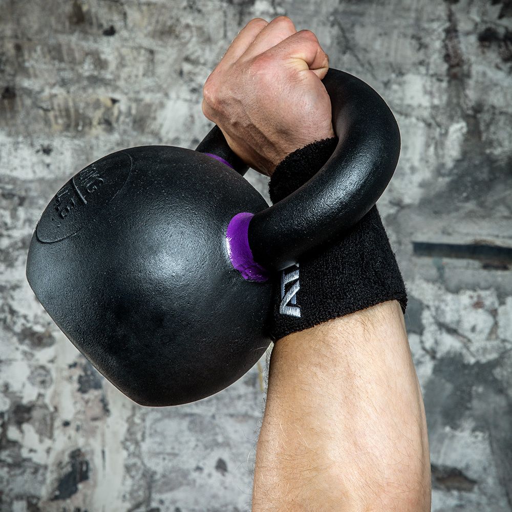 Kettlebell wristguard underarmsbeskytter 13 cm svart montert på arm