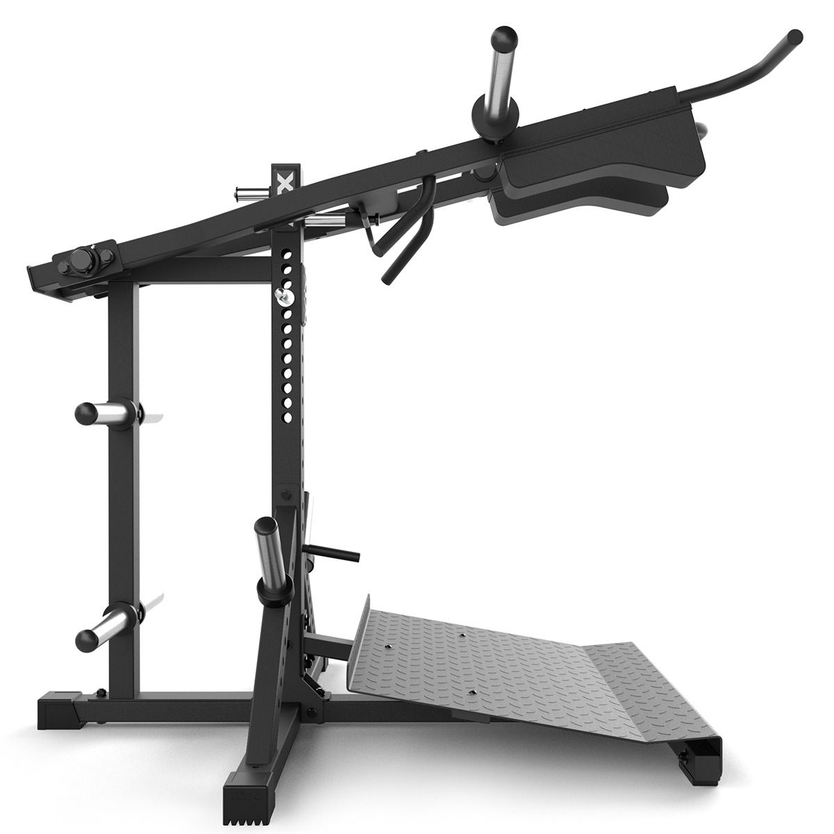 Bruker utfører øvelse på Knebøy- og leggmaskin / Viking Press 3-i-1 400 kg