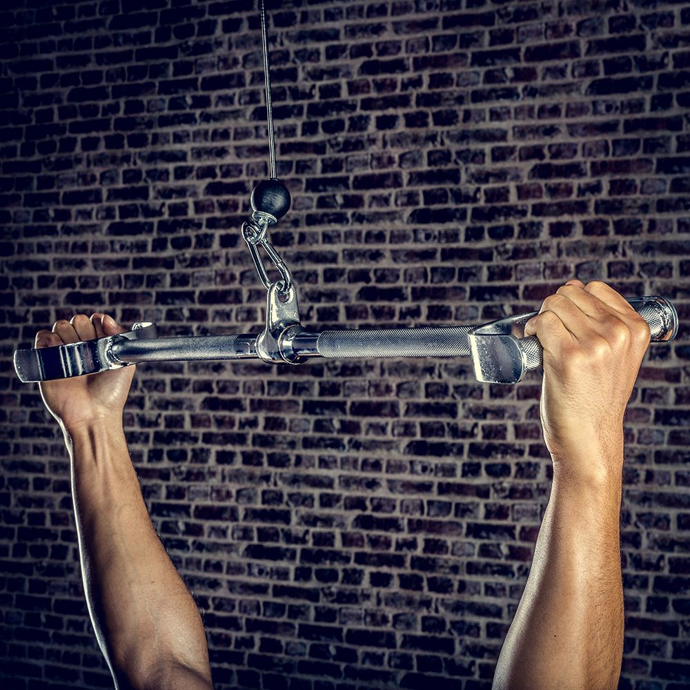 Nærbilde av forkrommet overflate på Lat pulldown-stang parallell 90 cm forkrommet helstål