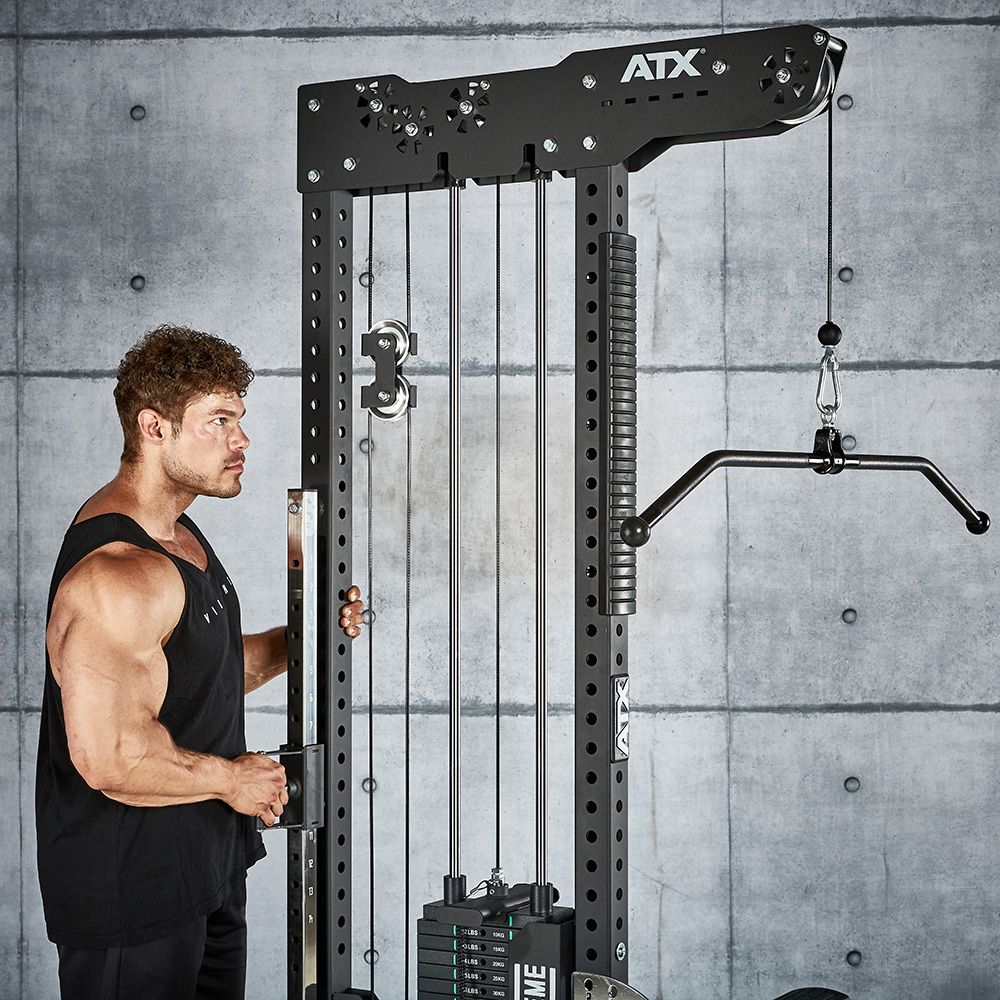 Lat Pulldown-stasjon 3-i-1 Trinity Tower montert i treningsrom