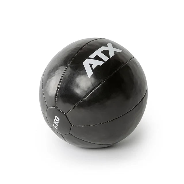 Medicine Ball Classic kunstlær 10 kg 32 cm diameter montert i treningsmiljø