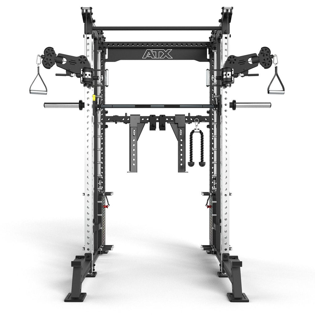 Montert Rack med kabelstasjon og Smith Machine i treningsrom