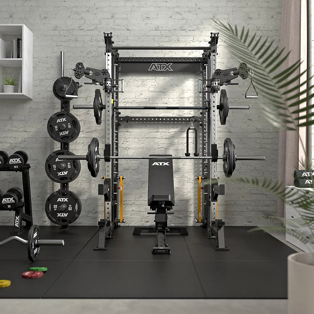 Multipresse på Rack med kabelstasjon og Smith Machine