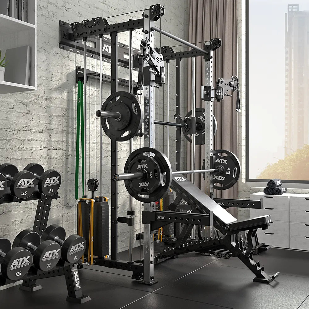 Rack med kabelstasjon og Smith Machine i treningsrom