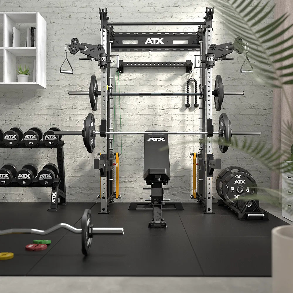 Rack med kabelstasjon og Smith Machine med kromdetaljer