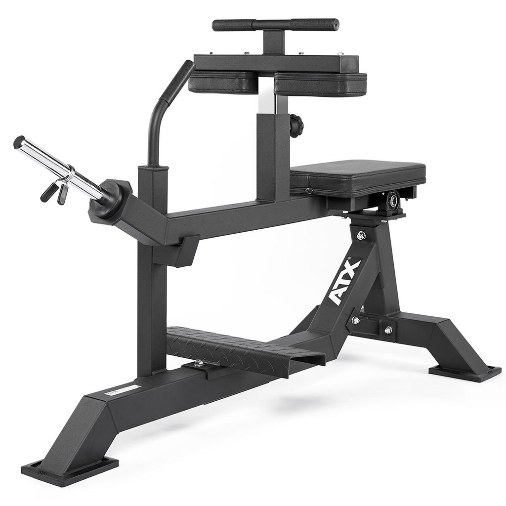Seated calf raise maskin 135x71 cm, 200 kg kapasitet montert i treningsrom