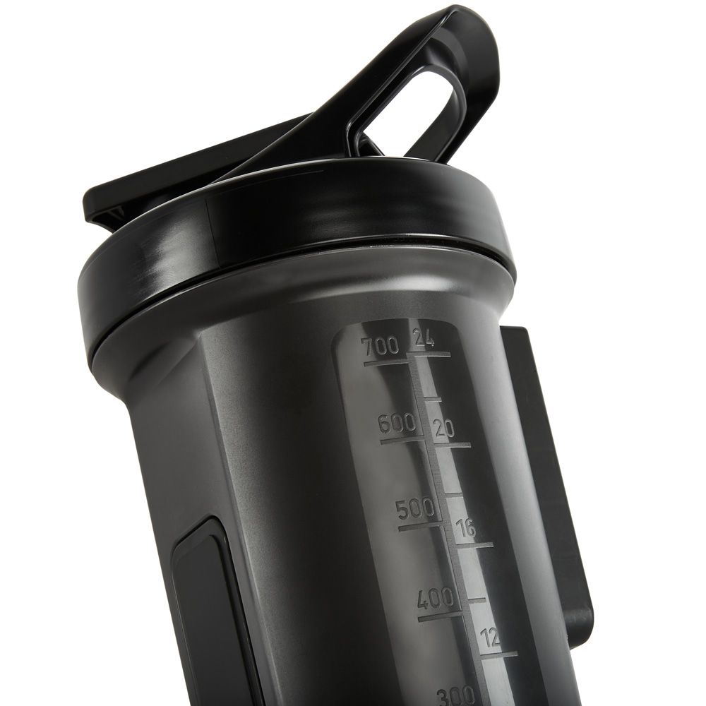 Shaker 1000 ml svart med magnetfeste i bruk