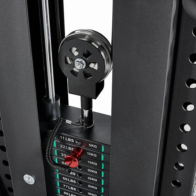 Montert Single Tower multitrekkstasjon 90 kg vektstabel, 229 cm i treningsrom