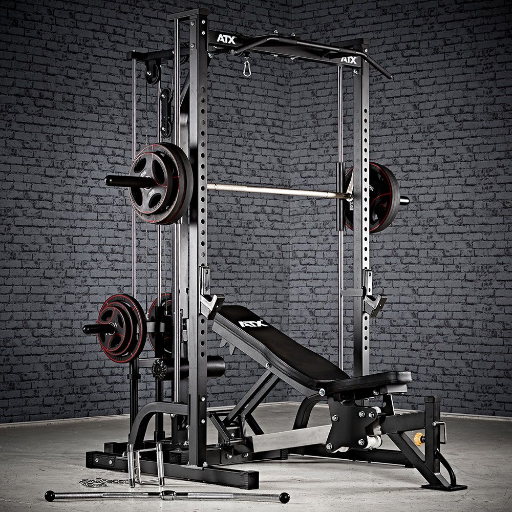 Smith Machine med lat pulldown stasjon Plate Load 250 kg - ATX montert i treningsrom