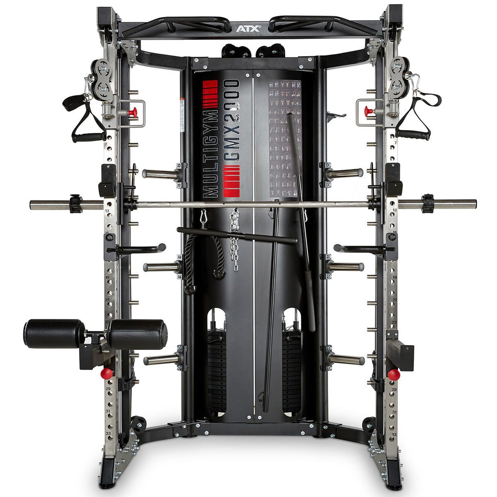 Detalj av lat pulldown-stasjon på Smith Machine med plate load